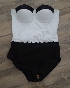 Black & white swimming one piece scallop